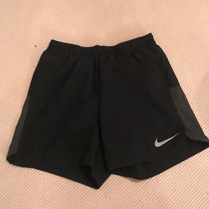 Men's medium athletic Nike shorts in black, NEW